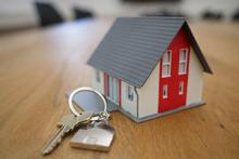 Financially savvy ways to buy a house - house keyring